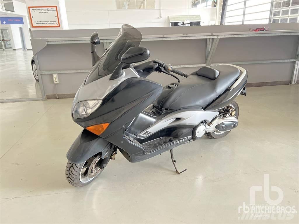 Yamaha TMAX Avtomobili