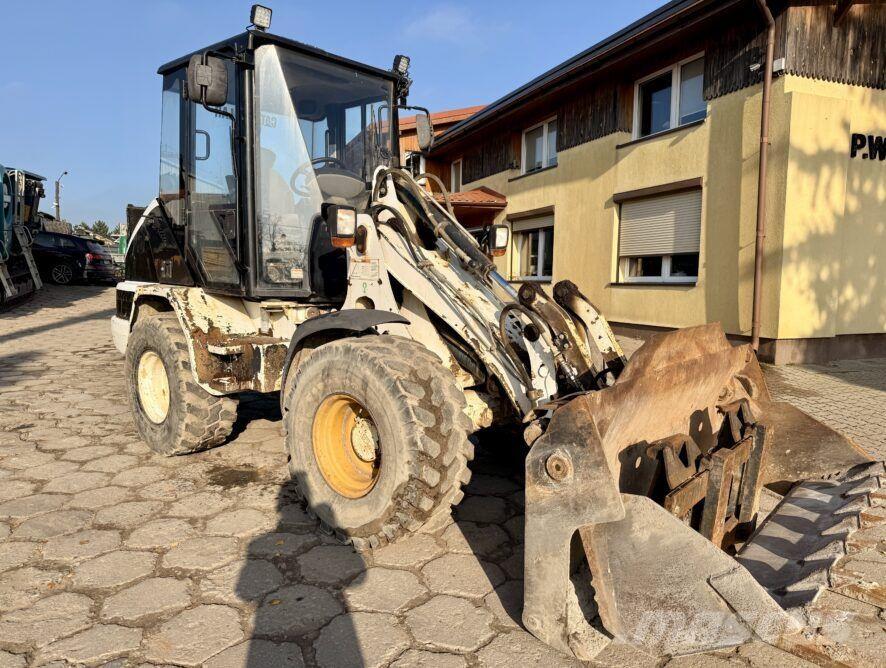 CAT 906 Kolesni nakladalci