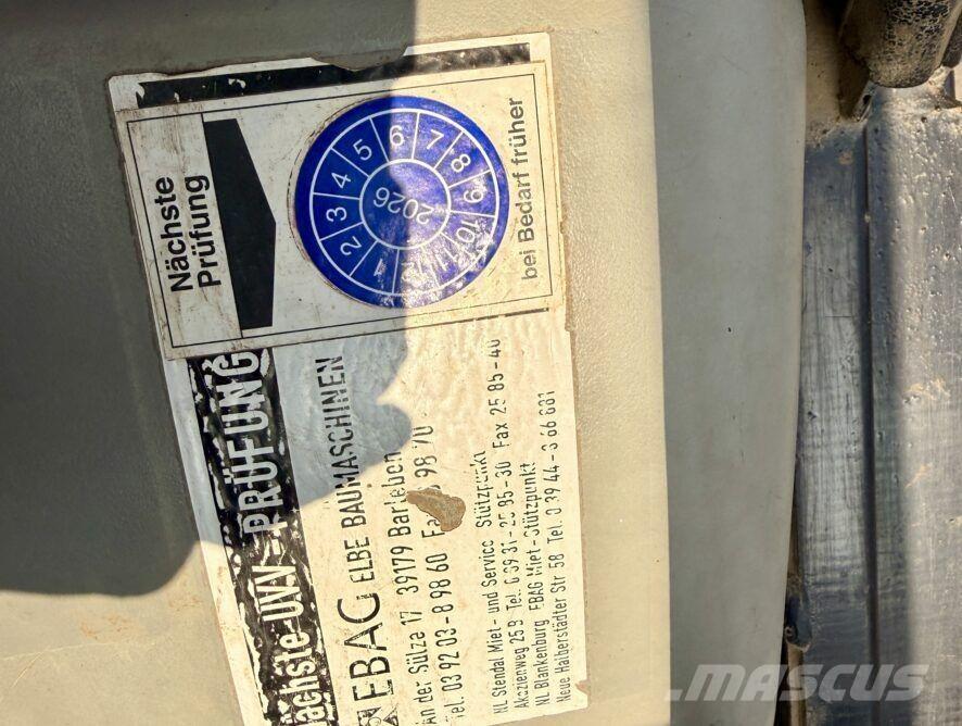 CAT 906 Kolesni nakladalci