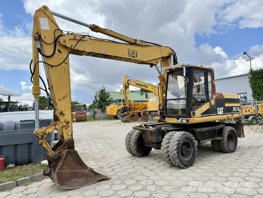 CAT M318 Bagri na kolesih