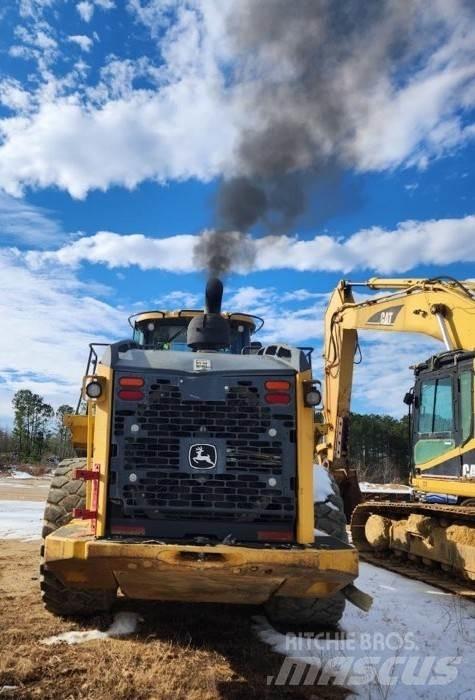 John Deere 824K Kolesni nakladalci