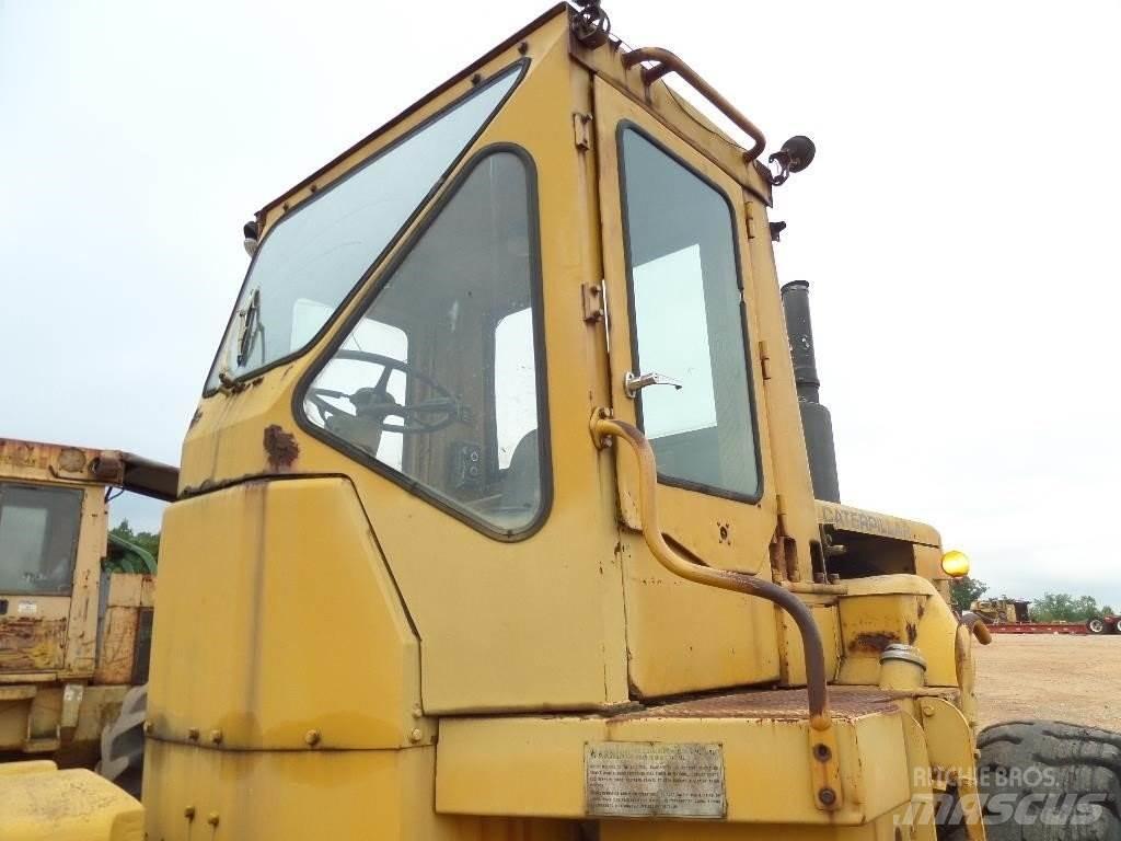 CAT 814 Kolesni nakladalci