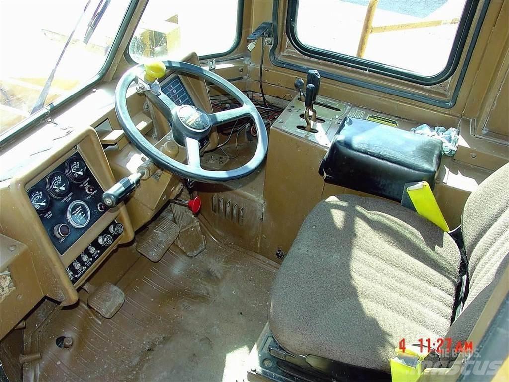 CAT 988B Kolesni nakladalci