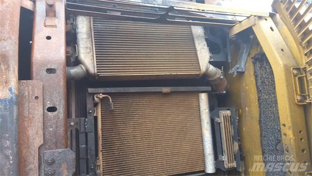 Komatsu PC210 Bagri goseničarji