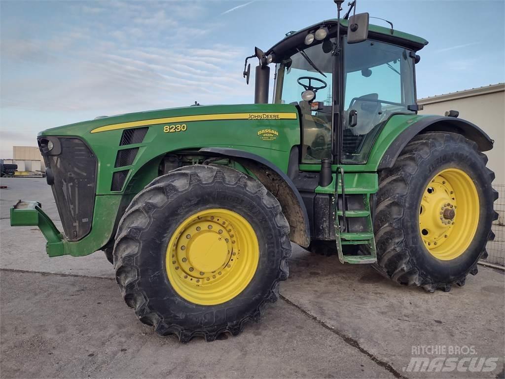 John Deere 8230 Traktorji