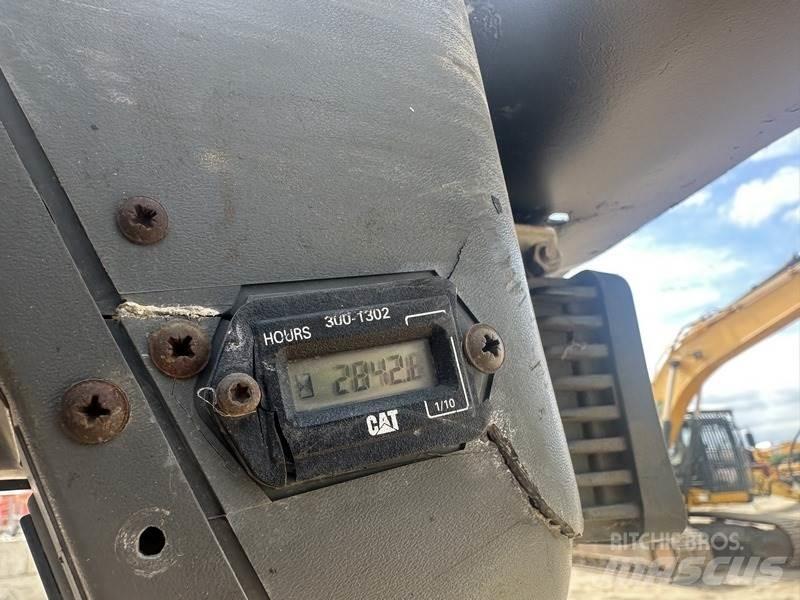 CAT 236B Drugo