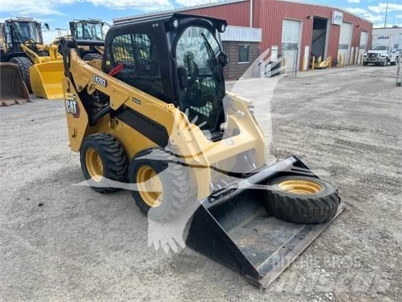 CAT 242D3 Skid steer mini nakladalci