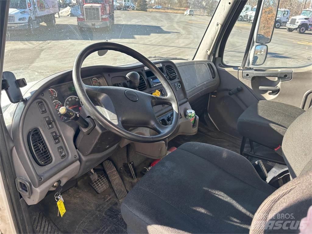 Freightliner M2 106 Tovornjaki zabojniki