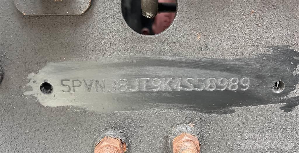 Hino 268 Tovornjaki zabojniki