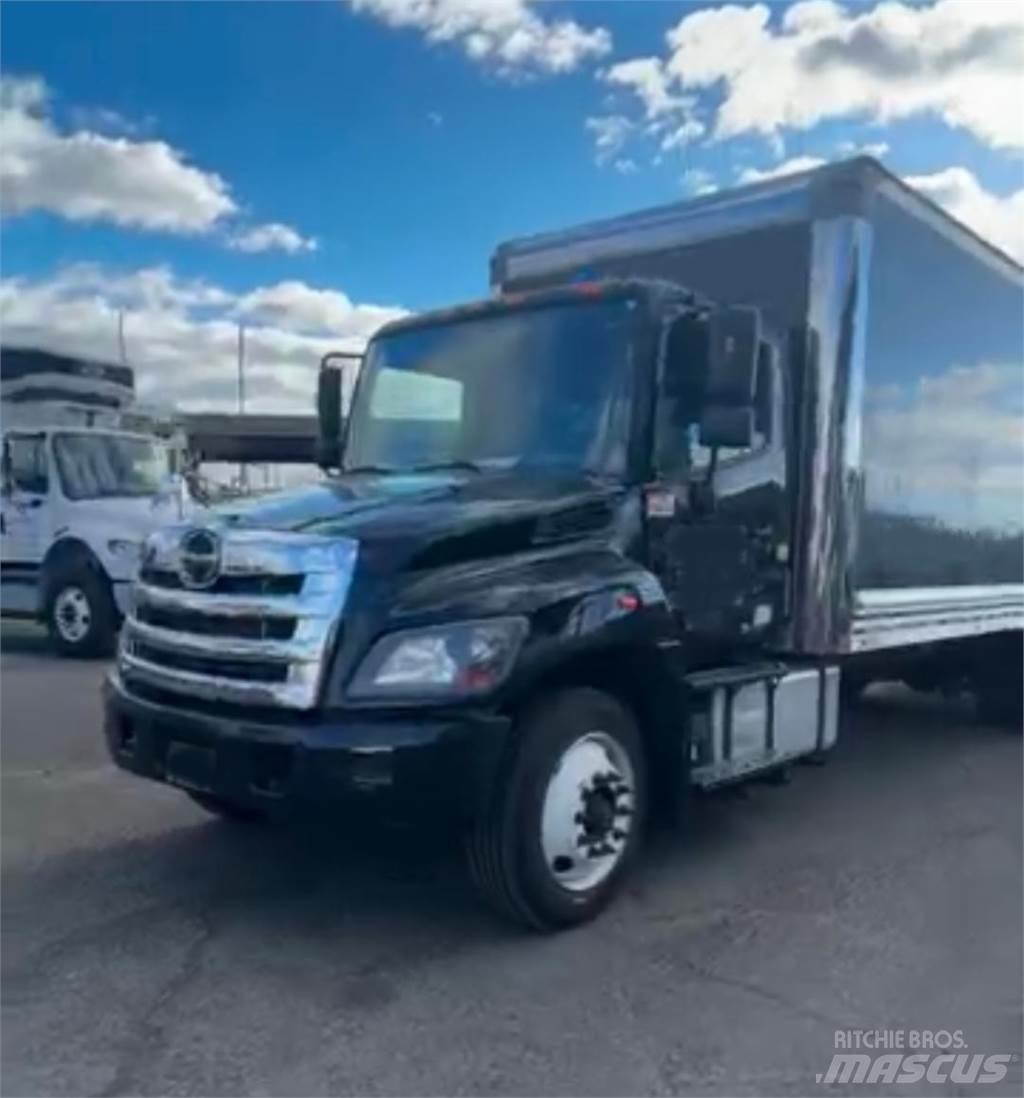 Hino 268A Tovornjaki zabojniki