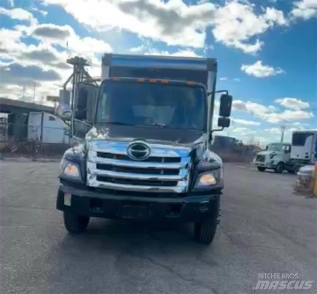 Hino 268A Tovornjaki zabojniki