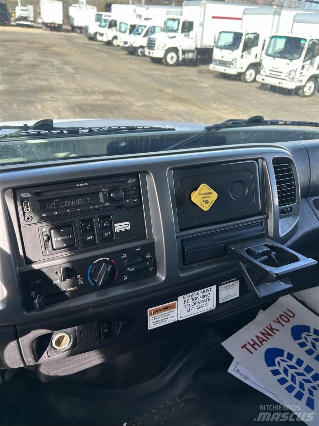 Hino 268A Tovornjaki zabojniki