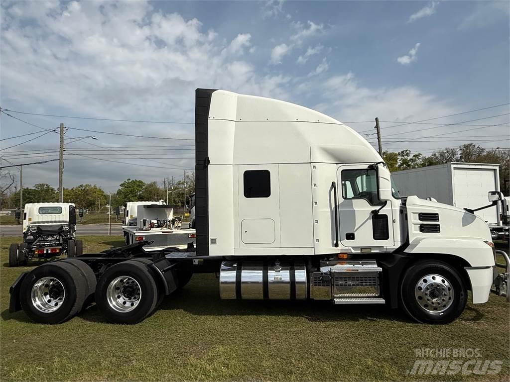 Mack AN64T Vlačilci