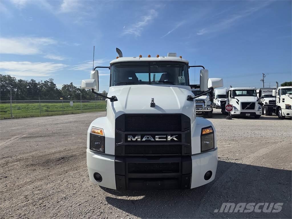 Mack AN64T Vlačilci