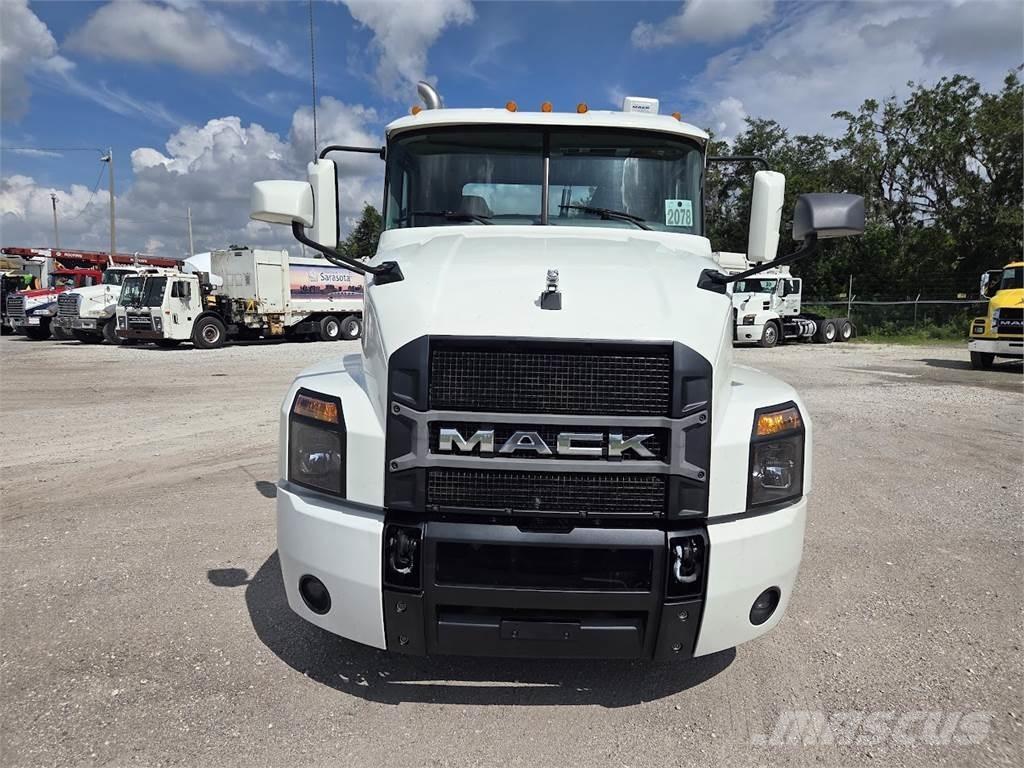 Mack AN64T Vlačilci