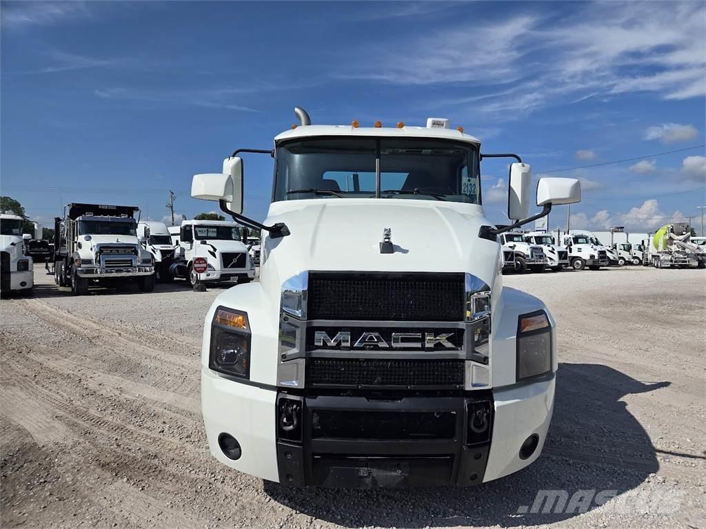 Mack AN64T Vlačilci