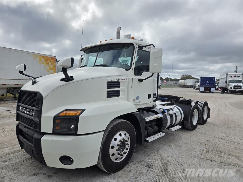 Mack AN64T Vlačilci