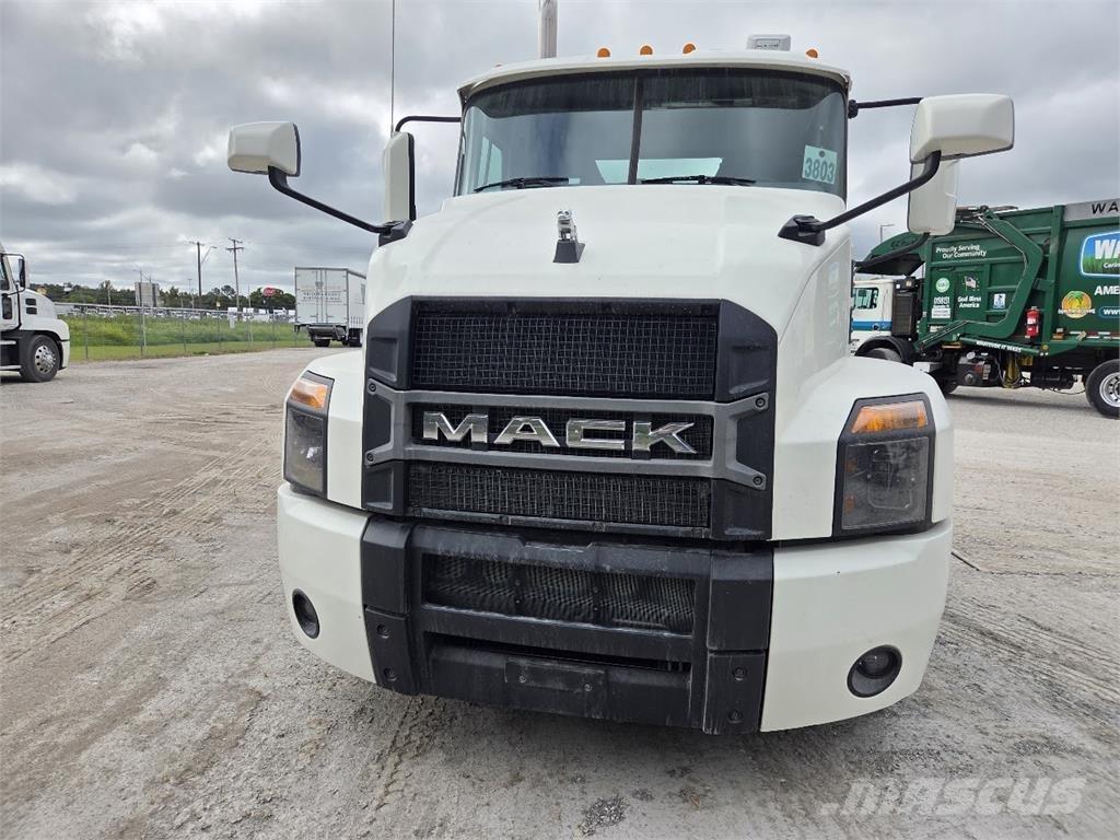 Mack AN64T Vlačilci