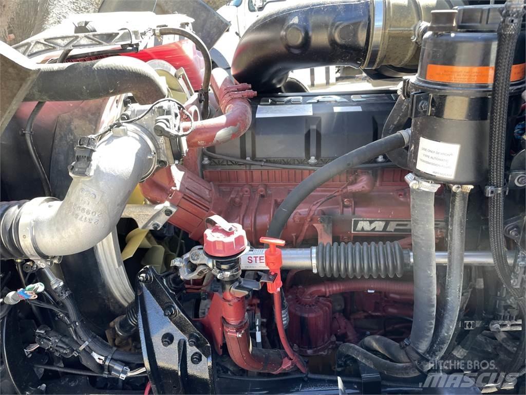 Mack GR64F Vlačilci
