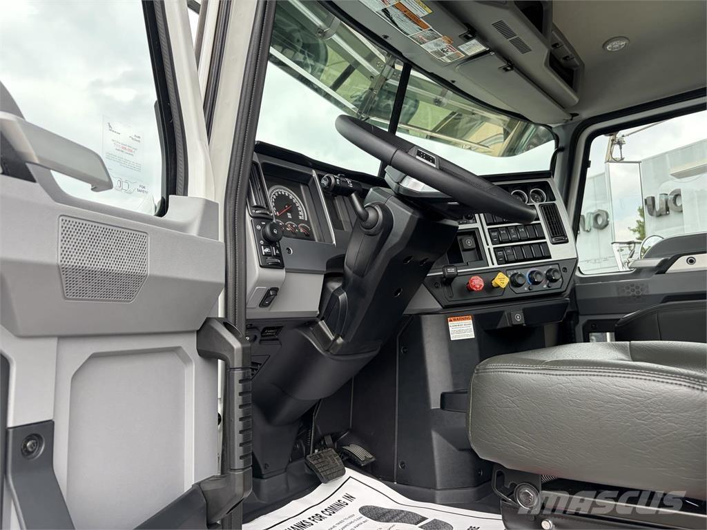 Mack GR64FT Vlačilci