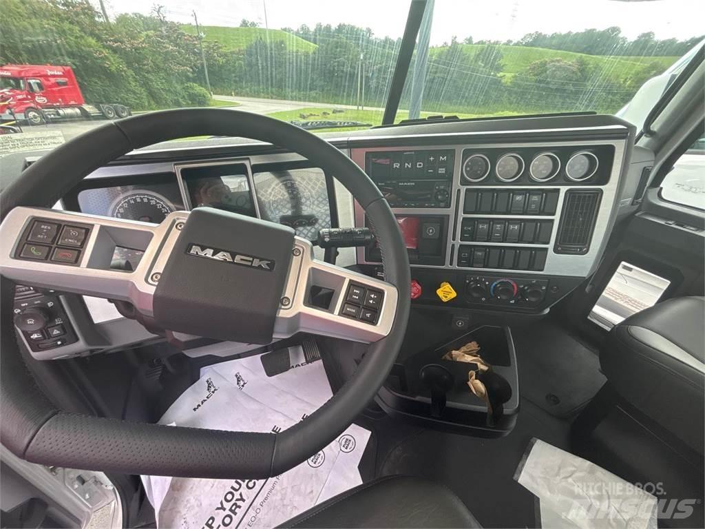 Mack GR64FT Vlačilci