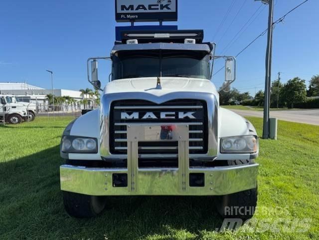 Mack GU713 Vlačilci