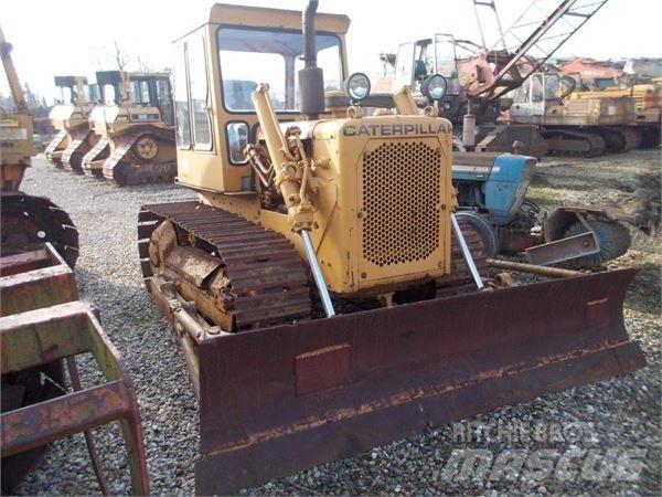 CAT D4D Buldožerji goseničarji
