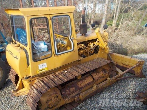 CAT D4D Buldožerji goseničarji