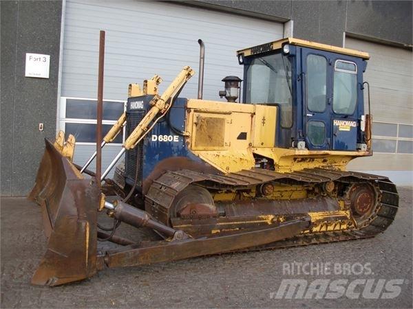 Hanomag D680E Buldožerji goseničarji