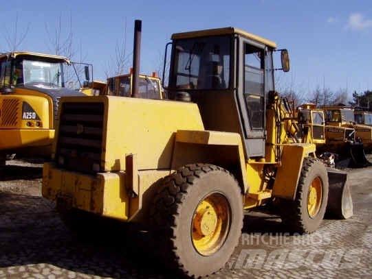 JCB 410 Kolesni nakladalci