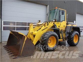 Komatsu WA320 Kolesni nakladalci