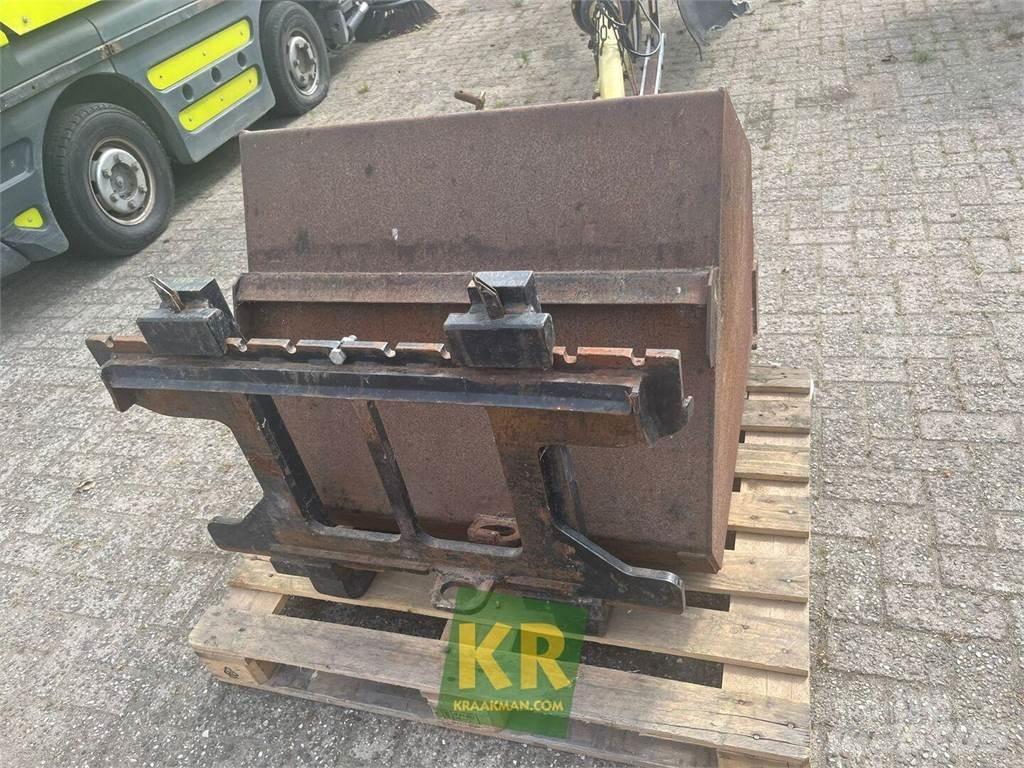 GiANT D332 Čelni nakladalci in kopači