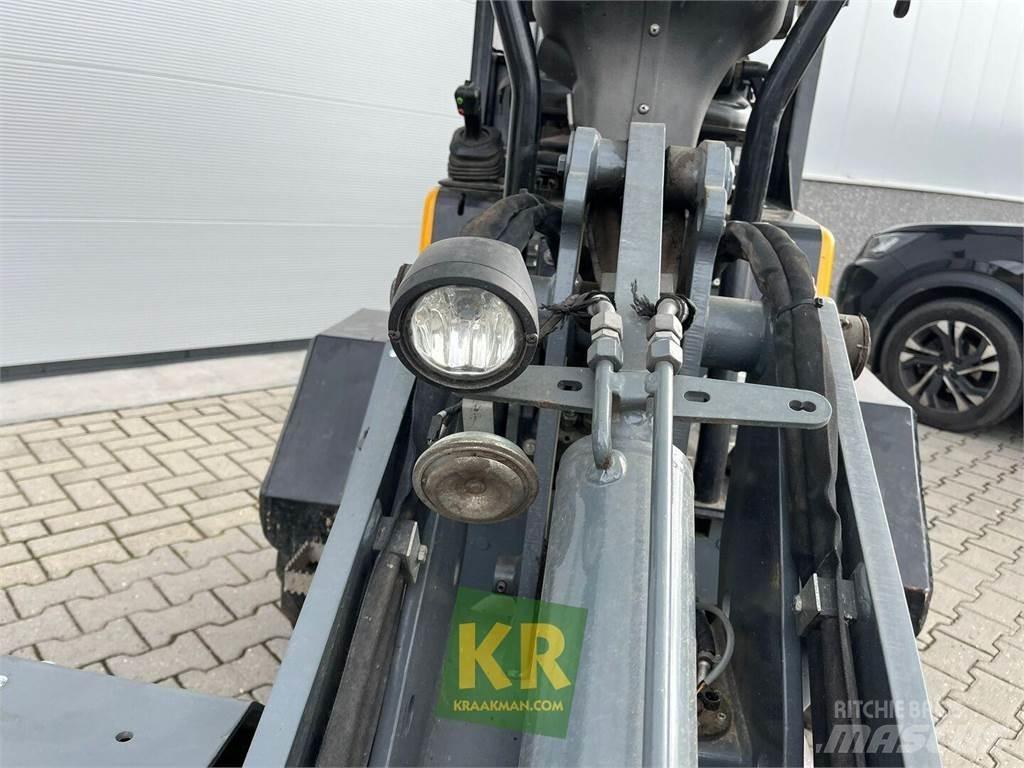 GiANT D332 Čelni nakladalci in kopači