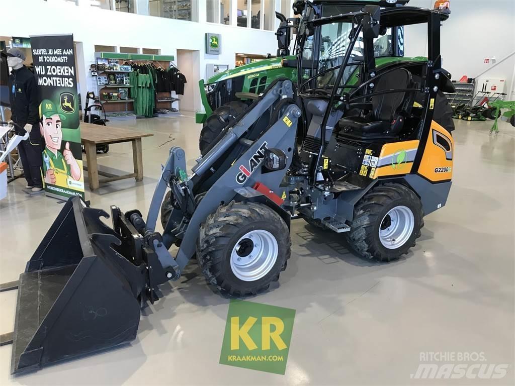 GiANT G2200E Čelni nakladalci in kopači