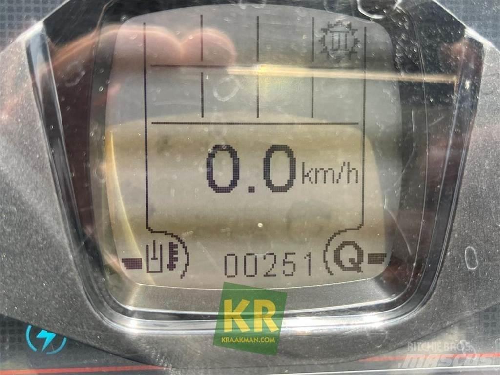 GiANT G2200E Čelni nakladalci in kopači