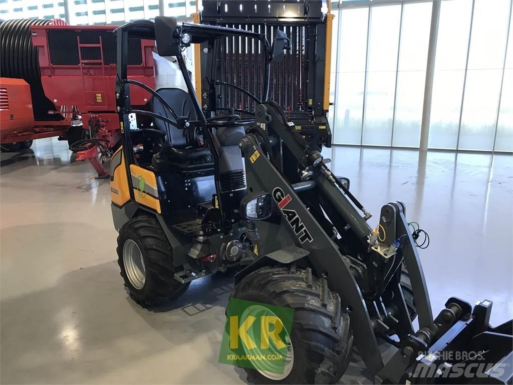 GiANT G2200E Čelni nakladalci in kopači