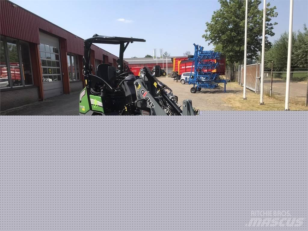 GiANT G2200E Čelni nakladalci in kopači