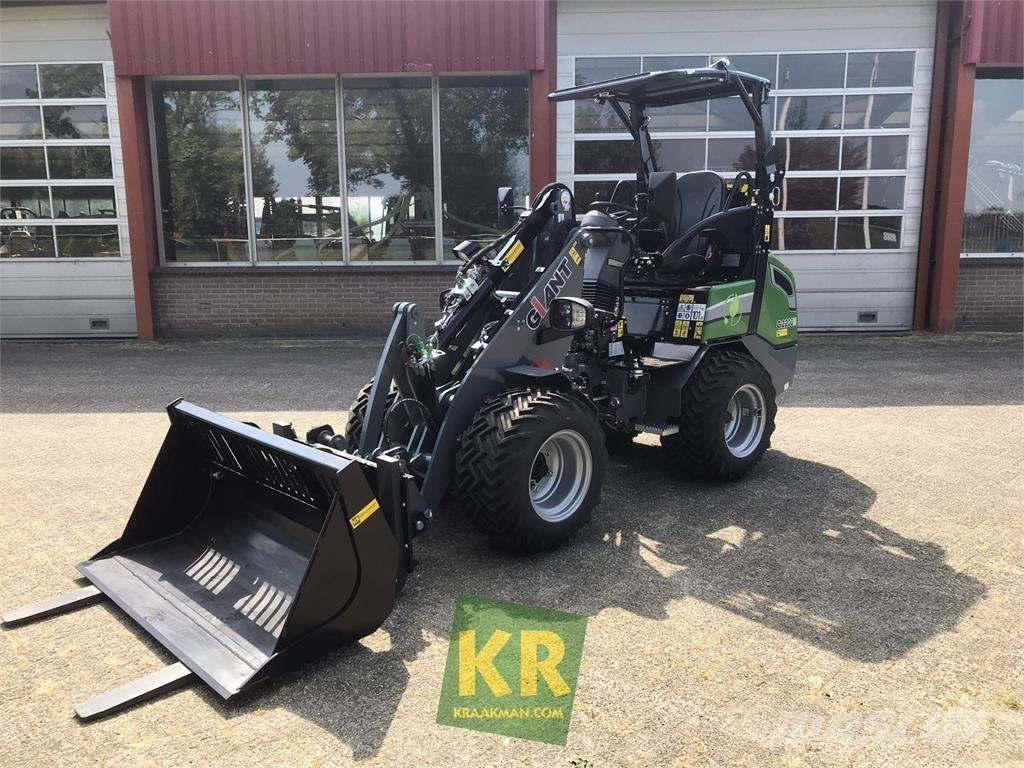 GiANT G2200E Čelni nakladalci in kopači