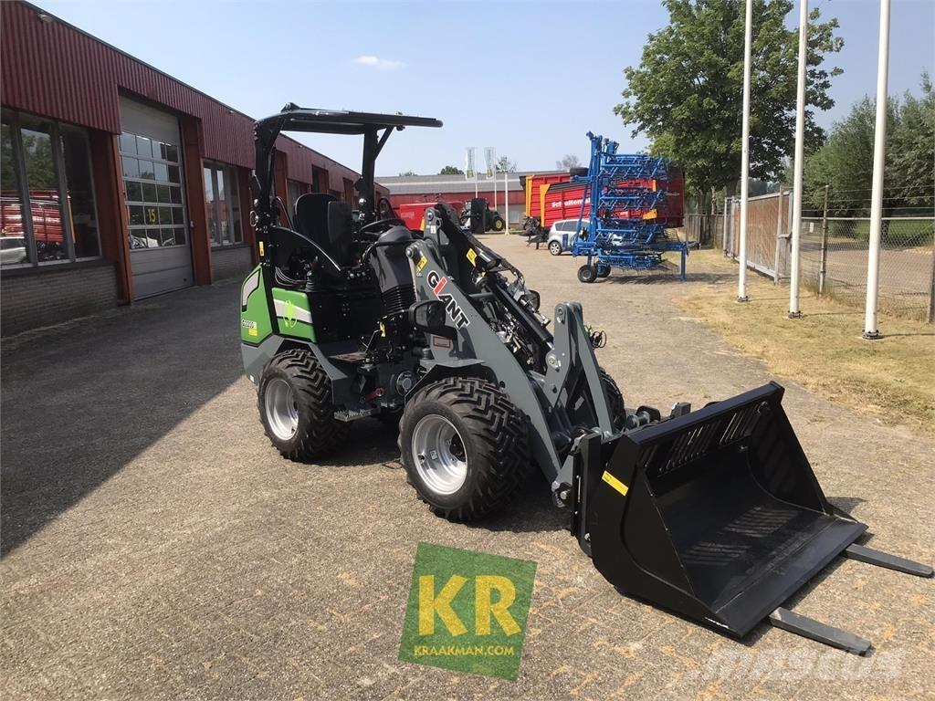 GiANT G2200E Čelni nakladalci in kopači