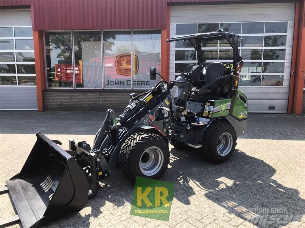 GiANT G2200E Čelni nakladalci in kopači