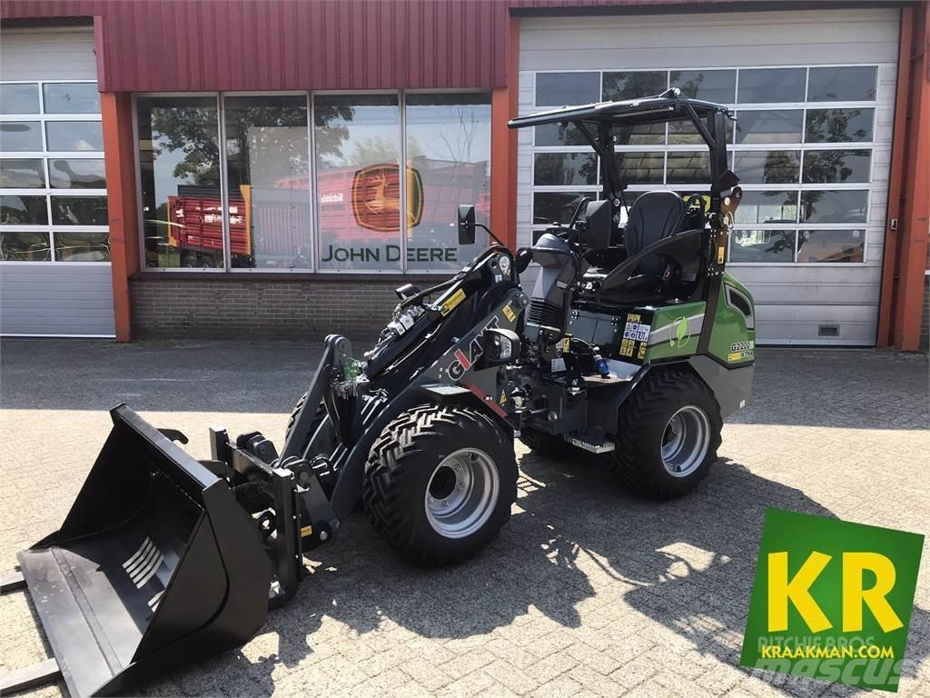 GiANT G2200E Čelni nakladalci in kopači
