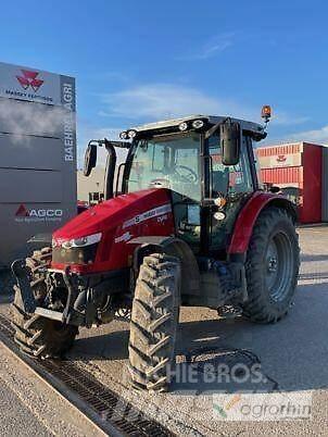 Massey Ferguson 5713S Traktorji