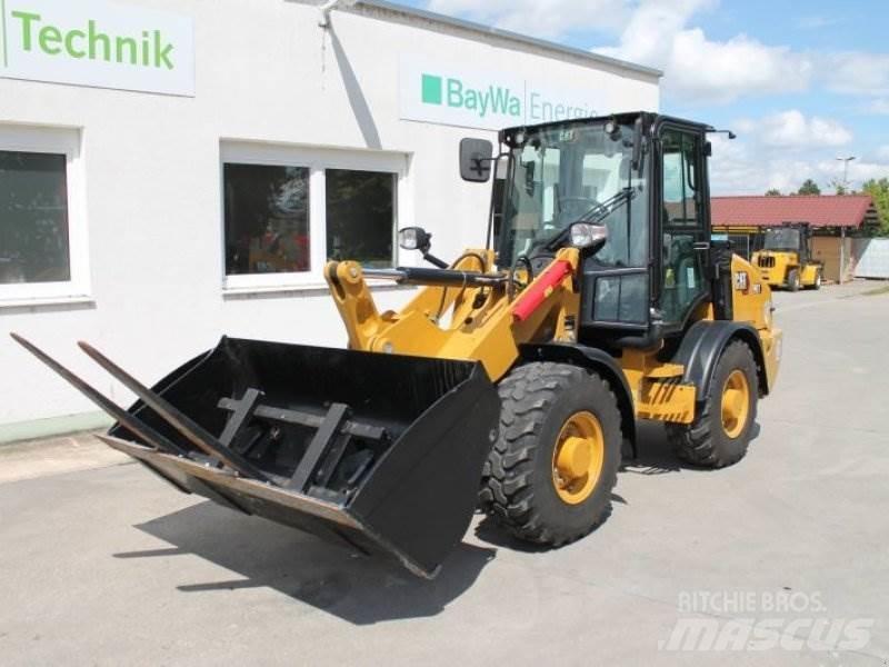 CAT 907 Kolesni nakladalci