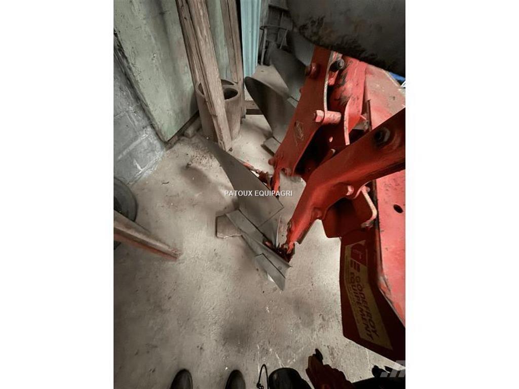 Kuhn MASTER 100 Navadni plugi