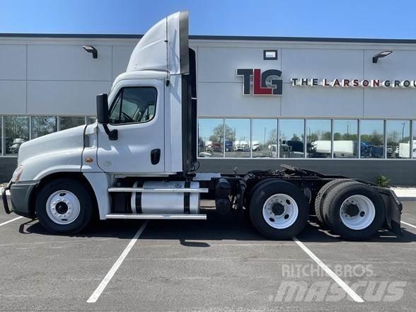 Freightliner CASCADIA 126 Vlačilci