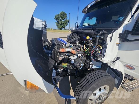 Peterbilt 536 Tovornjaki s kesonom/platojem