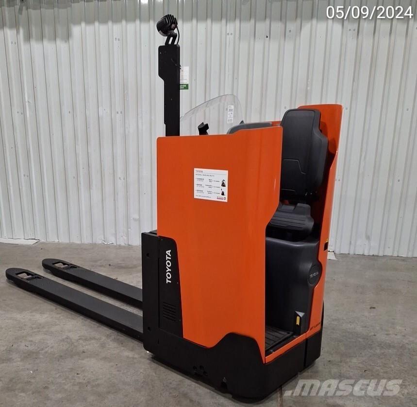 BT LSI200 Električni nizko dvižni viličar s stojiščem