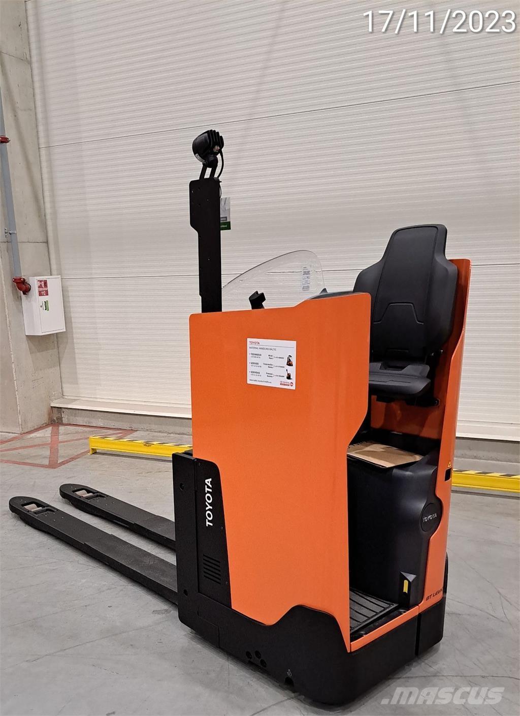 BT LSI200 Električni nizko dvižni viličar s stojiščem