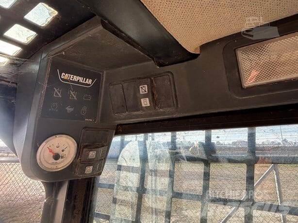 CAT 257B Drugo