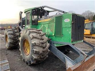 John Deere 748L